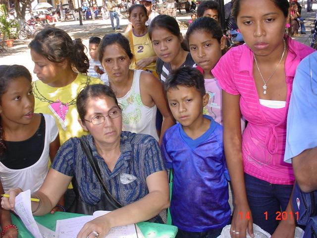 Marlene Urbina, rodeada de ninos
